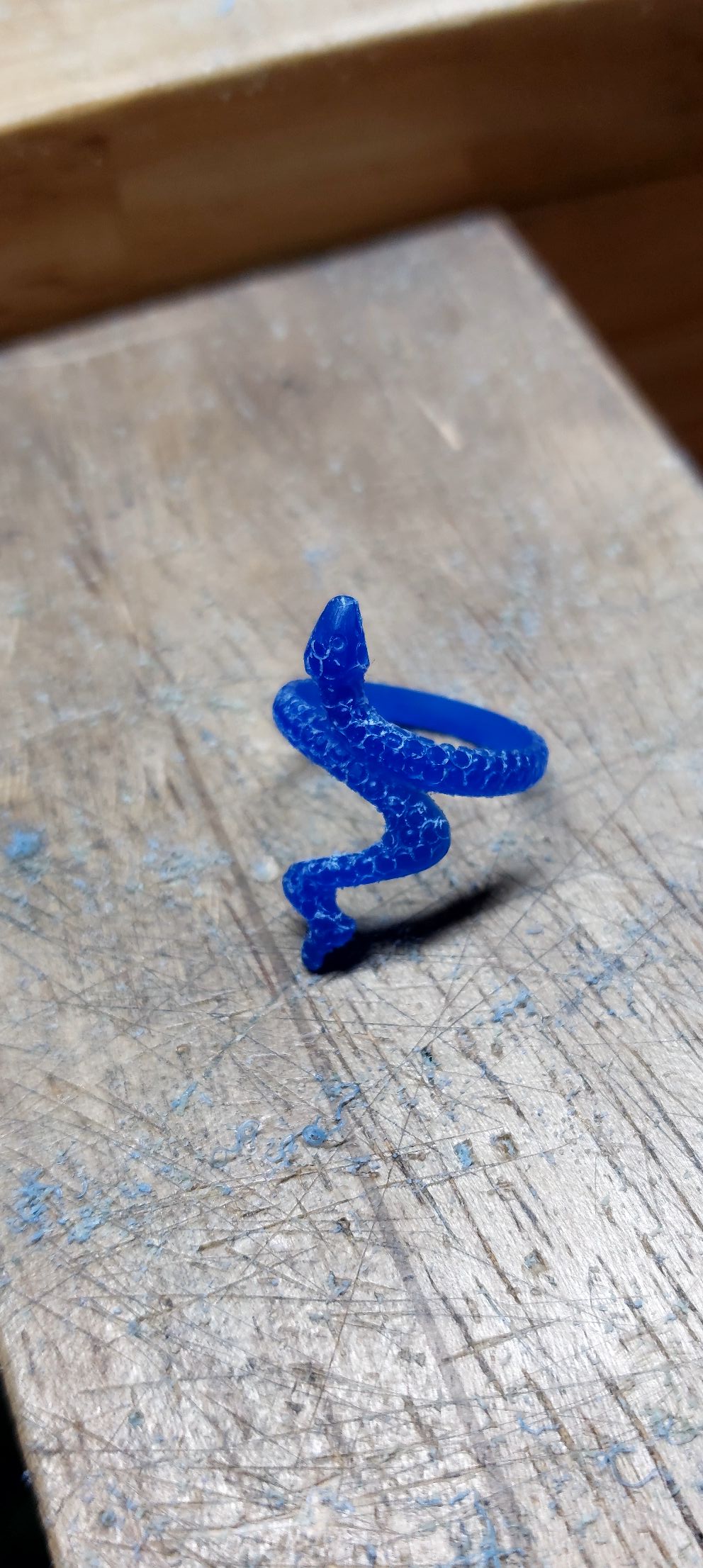 Maquette en cire sculpt&eacute;e &agrave; la main dans l'atelier J&eacute;r&ocirc;me T.